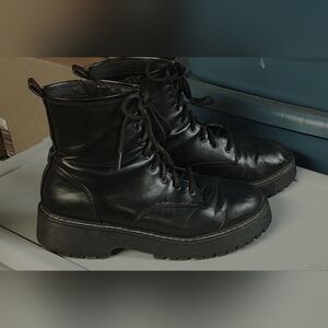 No Boundaries Women's Combat Boots in black. Size 11!